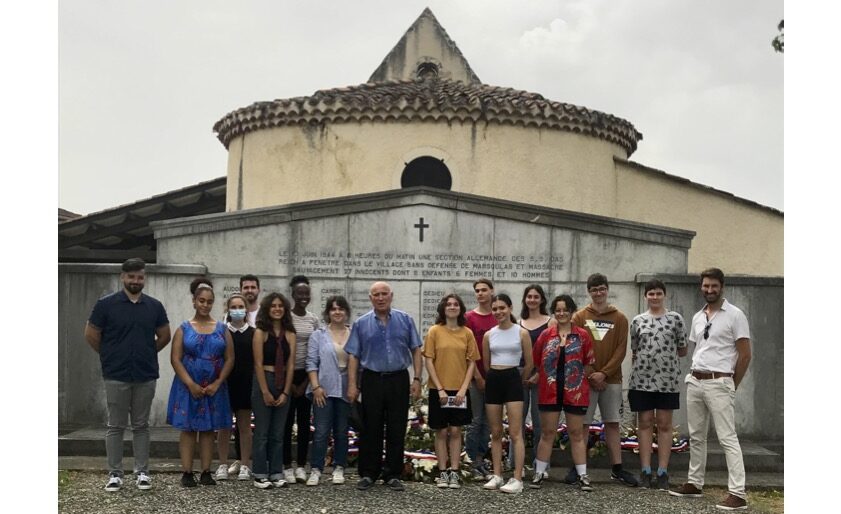 Photographie devant la stèle souvenir aux victimes du massacre